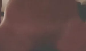 Ein schönes rotes Mädchen reife damen porno in roten Hosen versucht, eine Rolle bei der Auswahl junger Modelle zu spielen.