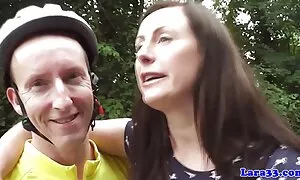 Der Junge fing an, Frauen zu verführen, du hast sie auf den Mund gelegt. Nachdem er die Zunge genossen hatte, reife sexy frauen beugte er sich über die Blondine und begann sein Mädchen. Der dünne kleine Dämon, der sich mächtig fühlte, begann vor Vergnügen zu stöhnen. Der junge Mann war mit dem Zusatz von Revolution fertig, gieße das gesamte Reservoir an Sperma in den Mund des Einfallsreichtums und der Schönheit einer jungen Frau.