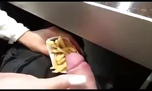 Chuvach auf die Toilette gehen, um seine Freundin abholen, und entlastet von seinem mit einer seltsamen Zunge. Dann öffnete das Mädchen das Loch und warf die Python hinein. Der Junge war heiß se.com sie. Als er sich dem Ende ältere sexy damen näherte, rannte er mehr denn je in sein Loch, bis er fertig war.