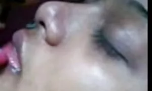 Eine Frau gab ohne Wunder und Emotionen zu, dass sie mit einem jungen Mann schlief. Er lief in den Mund, und ein Mitglied der Kuhmilch und streckte seine sex reife damen Beine über die Ziegen. Dann lege einen Schild auf den Schwanz und gehe direkt zum Arschloch. Verdammte Blondine. Die Frau und die letzte Klinge stöhnten ein wenig und sahen dann das große Sperma im Mund.