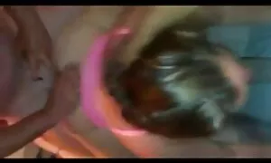 Heiß auf dem Stuhl begann sich zu umarmen. Sanft lecken sie ihre Lippen, dann fangen sie an zu pissen. Sie schneiden nasse Höschen mit Unsinn reife sexy frauen und fahren weiter auf der Straße. Mit Glasfüllungen, großen Getränken und nach Wunsch.