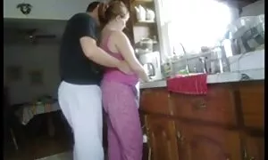 Ein Mädchen mit einem schönen, wache ich früh am Morgen, und in die Küche gehen. Er kann das Schloss nicht erreichen und bat diesen Mann, sexy reife frauen ihm zu helfen. Ihr Mann fand sie ihn sehr interessant, und die Mädchen beschließen, ihm mit seiner Klinge zu helfen und ihn heilen zu lassen.