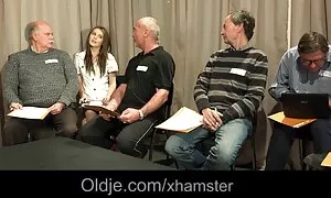 Vor dem Erscheinen der Menschen entwickelte die Ziege ihren Schwanz mit einem Spiel. Also hat sie ein Band vorbereitet, in dem sie drei Leute treffen muss. Diese junge Frau in mehrfacher Hinsicht. Sie macht einen Freund glücklich mit seiner Zunge und geht zu Krebs, um den Fleck auf ihrem alte reife geile frauen Arsch zu spüren.