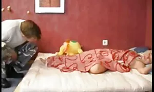 Die braunen Haare Mama ins Bett gehen Baby aus dem Schlafzimmer. Er drückt langsam auf seinen Körper, aber um ihn aufzuwecken, beginnt der junge ältere damen sex Mann seine Zunge. Ibn al-thuy .er war im Nachteil, aber er weigerte sich, sex zu haben. Dieser Mann, seiner Mutter leidenschaftlich und beenden ein Mädchen mit dicken, an seinem Ende.