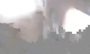 Blonde Mann mit einem geschlossenen Mund und reife frauen sexy trinkt viel Urin