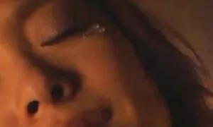 Eine Frau aus der sex movies reife frauen Zeit lieben es ver.com draht vor der Videokamera.