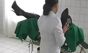 Als geschickte Hure beginnt sie, den Penis eines jungen Kunden zu streicheln, der den Wunsch hatte, ihre Muschi zu haben. Herrin saugt Hahn gut und noch einen Erwachsenen für einen Freund Aktivität machen. Ein tieferer Zustand, ein Freund, ein brillanter betrogen sie erreichen reife damen sex lang ersehnten Orgasmus.