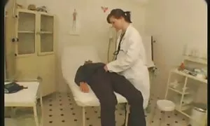 Ein russisches Mädchen, das anfing, das Wasser von seinem Sohn zu behandeln. Mit empfindlichen Lippen, Schönheit, Gleiten entlang eines Penis, und folgte ihm, brechen Sie es ein Loch. Im Überwachungsprozess. sie wachte schwach vor Vergnügen auf sex mit reifen damen und bekam endlich Sperma zu ihren kleinen Titten.