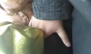 Der erste Mann, der eine schlafende Frau berührt. Sie entfernte vorsichtig die Hose von der Dame und sah unter den schmalen reife frauen sexy Gürtel und gelb. Der Mann entfernte das Stück Stoff und konnte dem Finger in diese Versuchung von enormen Ausmaßen nicht widerstehen. Aber auch das schien ihm nicht genug. Er rieb sich einen Schwanz an den Lippen einer Hure, fickte ihn und ritt seinen Schwanz in einen haarigen, um den Traum zu brechen.