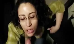 Der Mann mit den Werken einer schönen Blondine, wie Monroe, auch wie die Schauspielerin ist zu sehen. et, Dieser Mann ist ein typischer extravaganter Bösewicht, der auf dem Klapptisch steht und den Klang des Mädchens schätzt. reife damen porno
