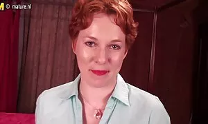 Ein schwarzer Mann klettert auf eine nackte Frau und reife frauen xxx steckt mit Schrauben fest.