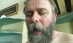 Der Typ mit dem Haken ging schnell in reife damen kostenlos eine öffentliche Toilette.