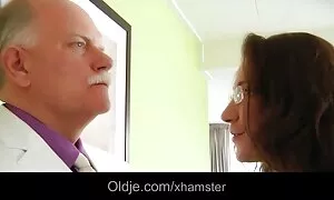Eine blonde Schlampe liegt auf dem Bett, massiert und raucht einen großen schwarzen Schwanz. Ein Mann näherte sich ihrer Seite und ist sex mit ältere dame glücklich, seinen Schwanz auf und intensiv zu werfen. Dann treibt sie ihn in den Arsch.