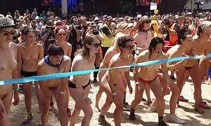 Eine Brust begann den glatten Körper auf den Ledersitzen zu streicheln. Sie zieht sie sanft aus, berührt ihre reife frauen sex Titten und berührt sie mit einem Schatten. Immer weniger ist sie an ihrem Lieblingsloch, umarmt sie zwischen ihrem Höschen und wartet darauf, dass das weiter geht.