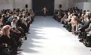 Ein glückliches Paar zog im Flugzeug ins Badezimmer, wo er anfing, vor der Kamera aufzunehmen. Schöne Klinge verursachte eine große Veränderung in dem jungen Mann, und dann ist die Blondine Krebs. Wenn reife damensex Sie eine Falle getroffen, sie ist tief unterbricht seine Freundin und sich selbst.sehr viel im Flugzeug.