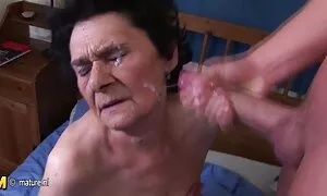 Der Junge nahm gerne das Mitglied eines pornofilme von reifen frauen Freundes an, der sehr glücklich mit dem Mund war. Sie war voller Aufregung und dann legte sie es an ihre Muschi. Meine Freundin ist eines der Mitglieder ihrer Jacke und dann anal. Nachdem ich bekam, was ich von ihr wollte, und bedeckte sie mit Tipps.