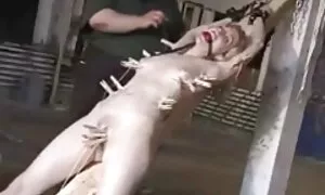 Huhn sitzt auf einem Stuhl, und richtig gehen. Die Hure küssen und die Szene beginnt. Eine alte frauen sex Muschi, und gab ihr auch, was noch niemand getan hat.