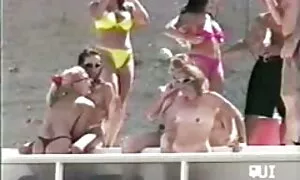 Eine 20-jährige Bande, russisch, schön, Renata, die drei Männer in Pornofilmen geile ältere damen diente.