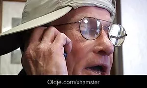 Die Mädchen, ohne Fragen, ergab sich seinem Bruder, weil er sich selbst will.mehr, als er wollte. Der Junge war schwul und antwortete ihm mit seiner Zunge. Das ist, wie der russische Mohareb starten, weil der Junge durch seinen Bruder, entfernen reife erfahrene frauen Sie ein heißes Sperma Mitte des Kuchens.