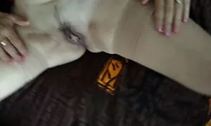 Ein Mann legte nach dem erotik mit reifen frauen Club seine Kollegen ins Haus und setzte sich auf die Couch.
